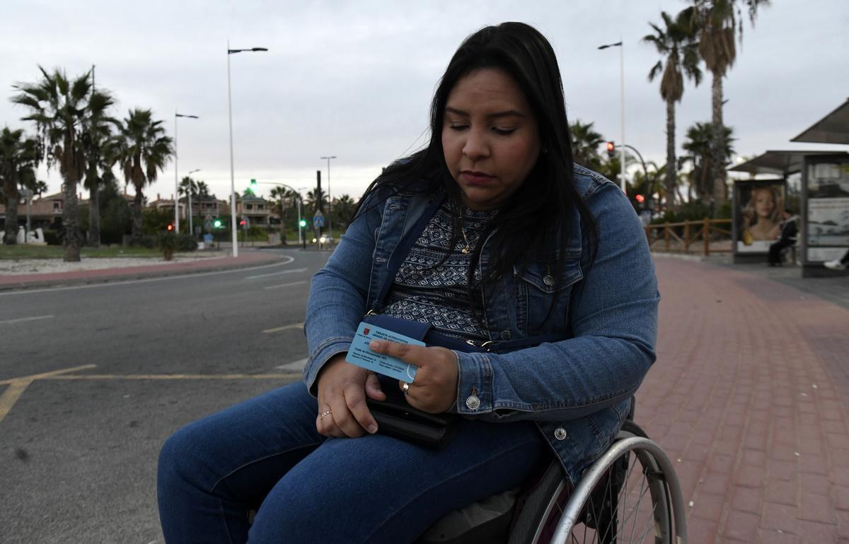 Joelitza Peña, vecina de Murcia, sostiene la tarjeta que acredita que tiene un 84% de discapacidad.