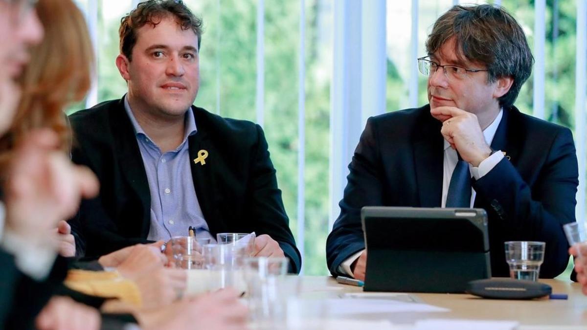 El 'expresident' e impulsor de la Crida Carles Puigdemont y el presidente del PDECat, David Bonvehí, el pasado enero, en Waterloo (Bélgica).PDECat, David Bonvehí.