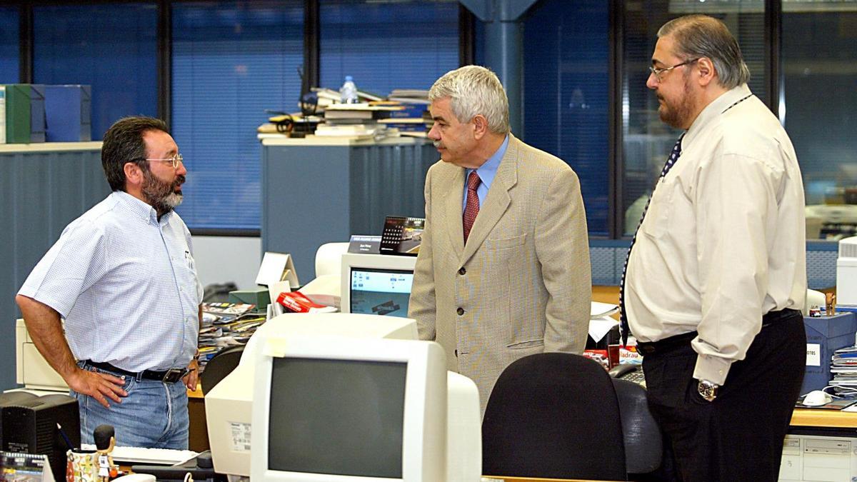 Antonio Franco (izquierda), mostrando la redacción de El Periódico de la calle Consell de Cent a Pasqual Maragall, junto con Emilio Pérez de Rozas