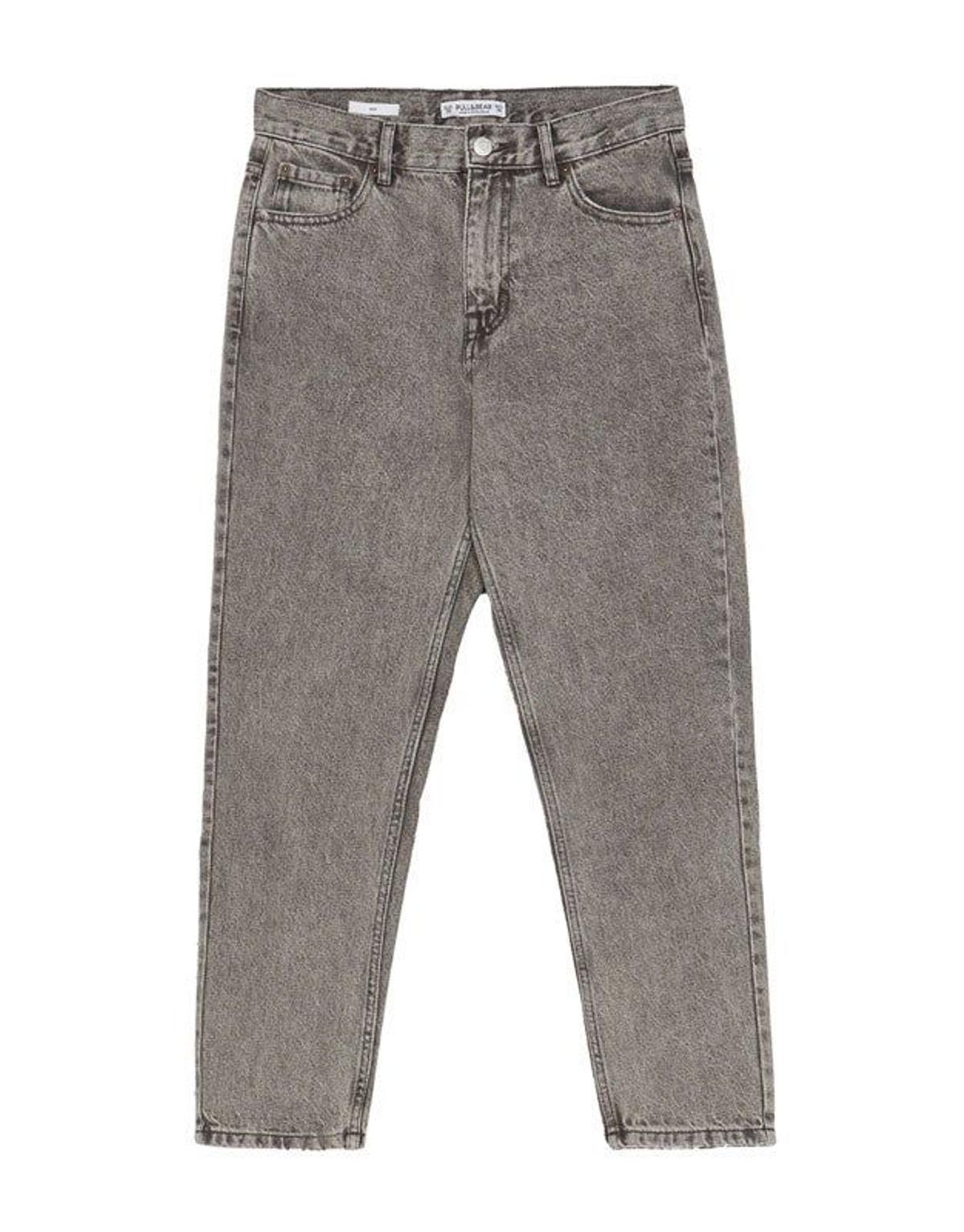 Jeans mom fit básicos de Pull&amp;Bear. (Precio: 22 euros)