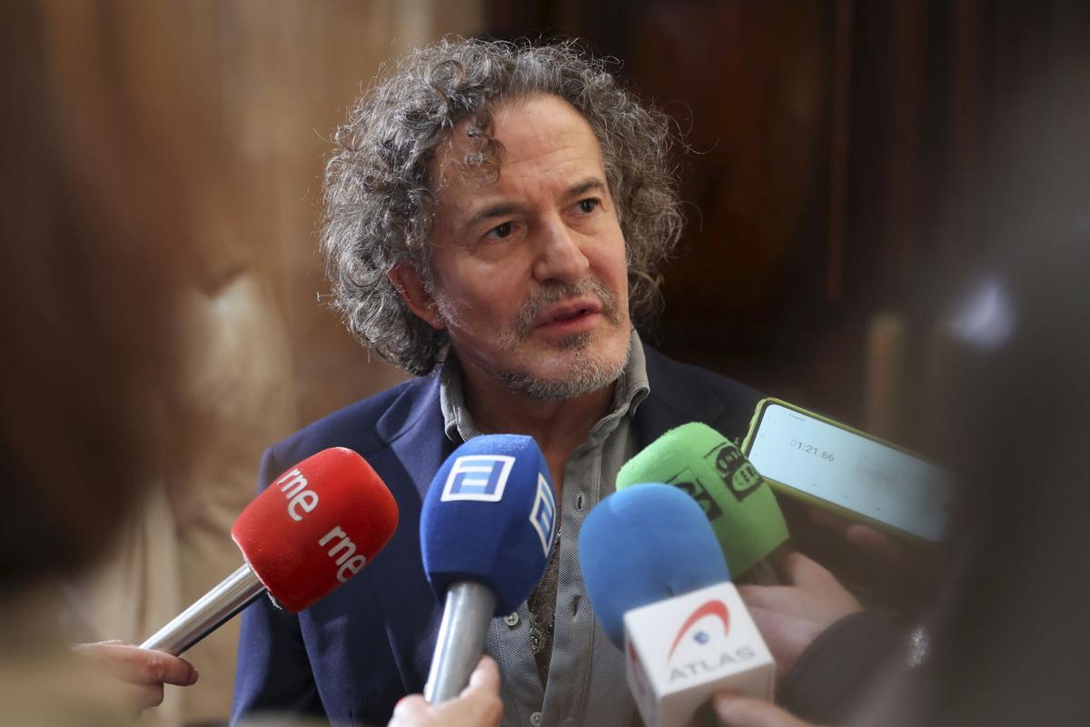 OVIEDO, 05/05/2022.-  El compositor musical y artista plástico José María Cano atiende a la prensa después de que el jurado del Princesa de Asturias de las Artes 2022 anunciara que la cantaora Carmen Linares y la bailaora y coreógrafa María Pagés han sido distinguidas con este galardón en la edición de este año, este jueves en Oviedo. EFE/J.L.Cereijido. PREMIOS PRINCESA DE ASTURIAS. ARTES. FALLO DEL JURADO