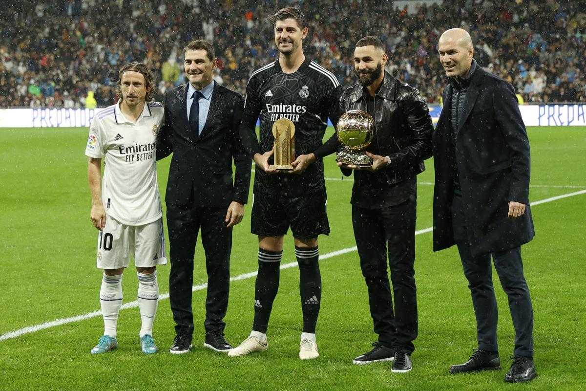 Luka Modric, Iker Casillas, Thibaut Courtois, Karim Benzema y Zinedine Zidane en el ofrecimiento del Balón de Oro a la afición del Real Madrid.