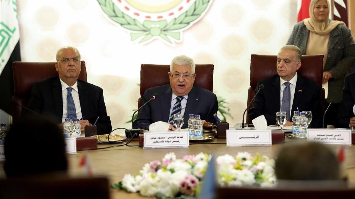 El presidente palestino, Mahmud Abbás (centro), durante el encuentro de la Liga Árabe en El Cairo.