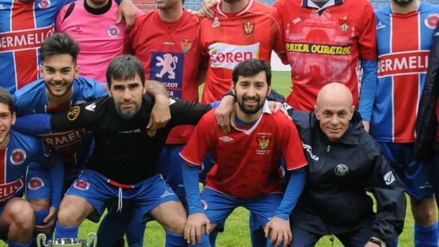 Roberto, Senén y Xurxo, detrás, y Fran y Xaco, delante, posaron con camisetas antiguas del Ourense. // J.R.
