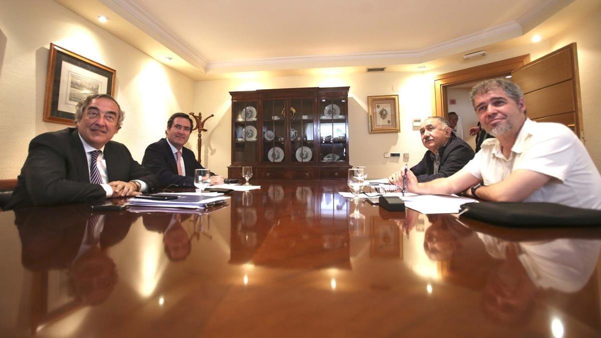 Juan Rosell (CEOE), Antonio Garamendi (CEPYME), José María Álvarez (UGT) y Unai Sordo (CCOO), durante la reunión por el empleo.