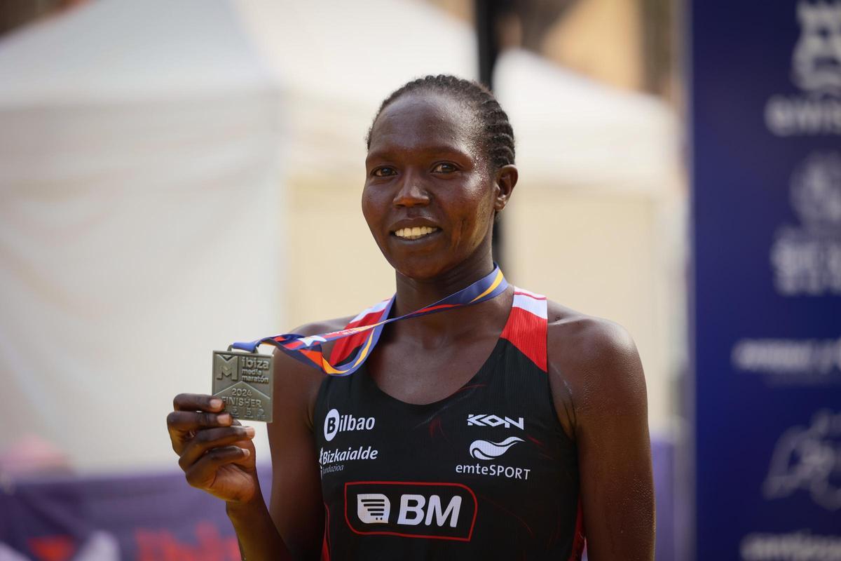 Carolyne Jepchumba Biwott muestra su medalla