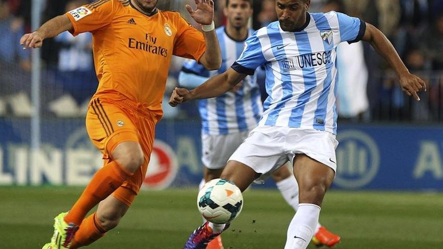 Tissone, presionado por Benzema, en el último partido del Málaga en La Rosaleda, ante el Real Madrid.