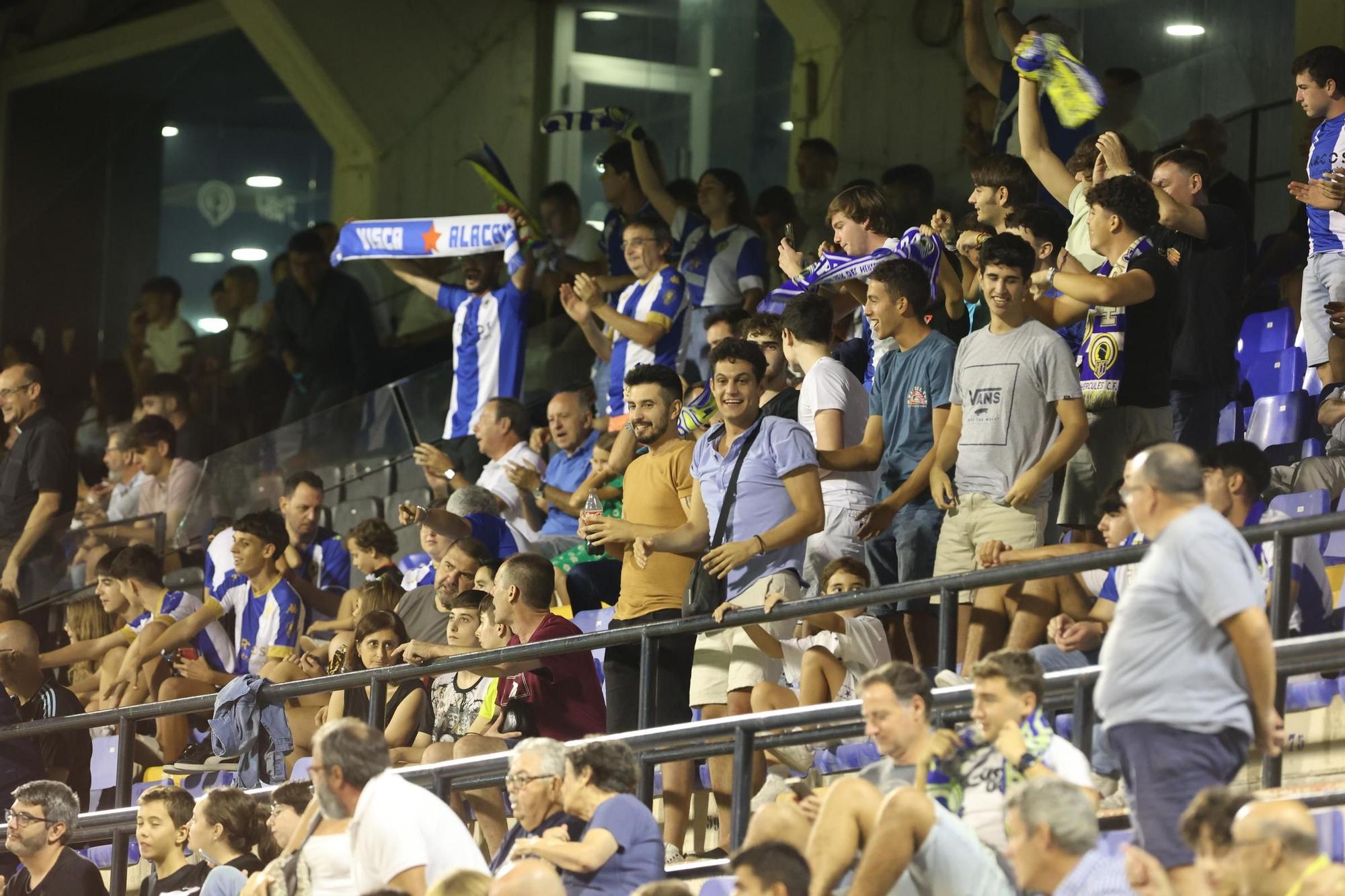 Los aficionados de Tribuna festejan el gol de Roger Colomina en el minuto 32.