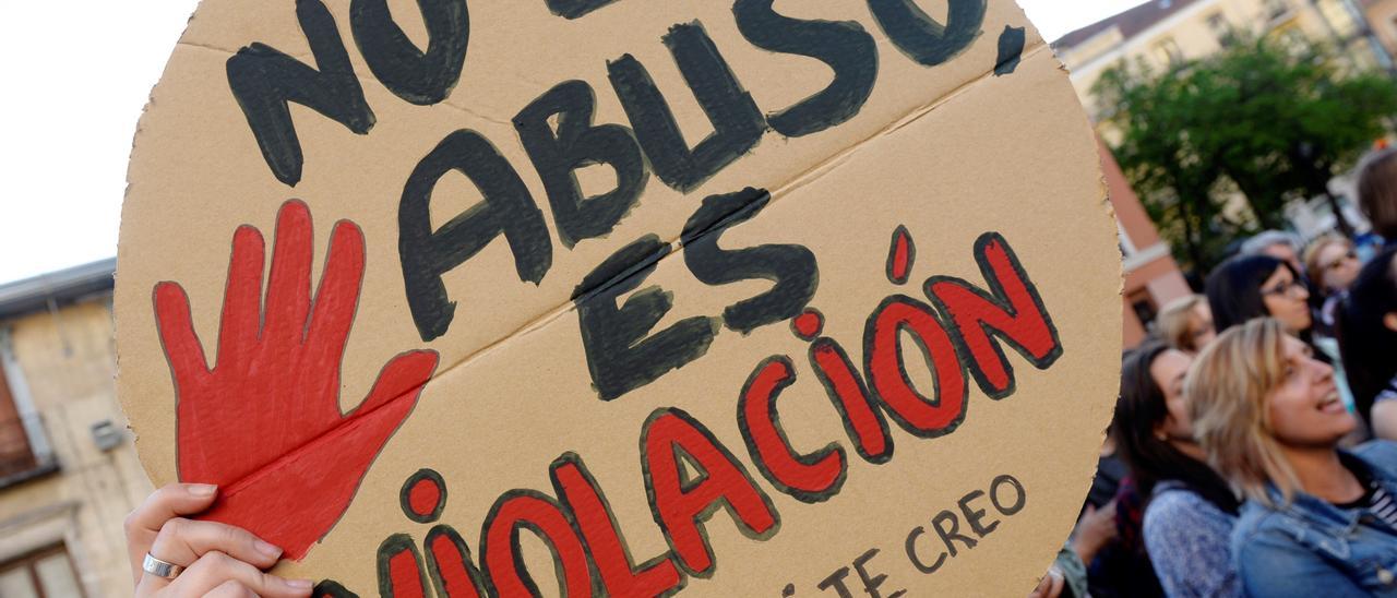 Cartel en una manifestación para condenar las violencias sexuales.