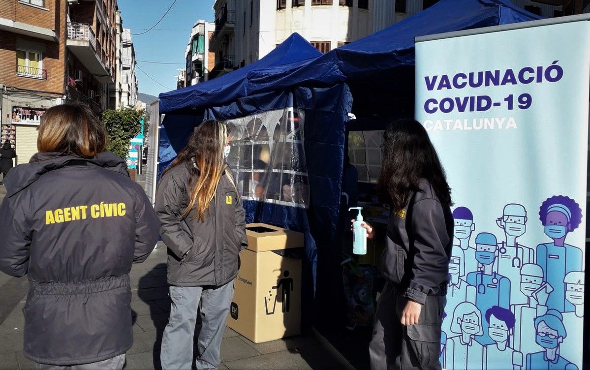 Campaña de vacunación contra el covid-19 sin cita previa en el barrio de Collblanc de L'Hospitalet de Llobregat.