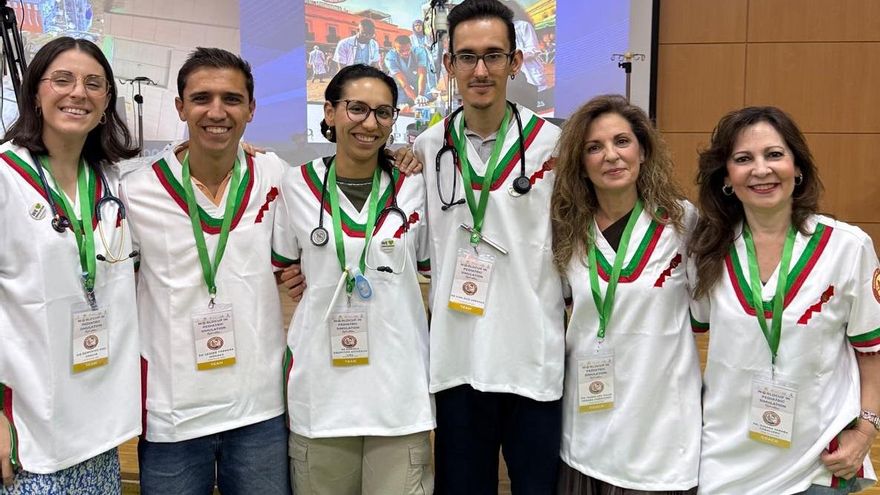 Los residentes de Pediatría Reme Ros, Javier Ferrera, Daniela Astudillo e Iván Ruiz, del hospital Reina Sofía, junto a sus entrenadoras, las doctoras PilarJaraba y Susana Jaraba.