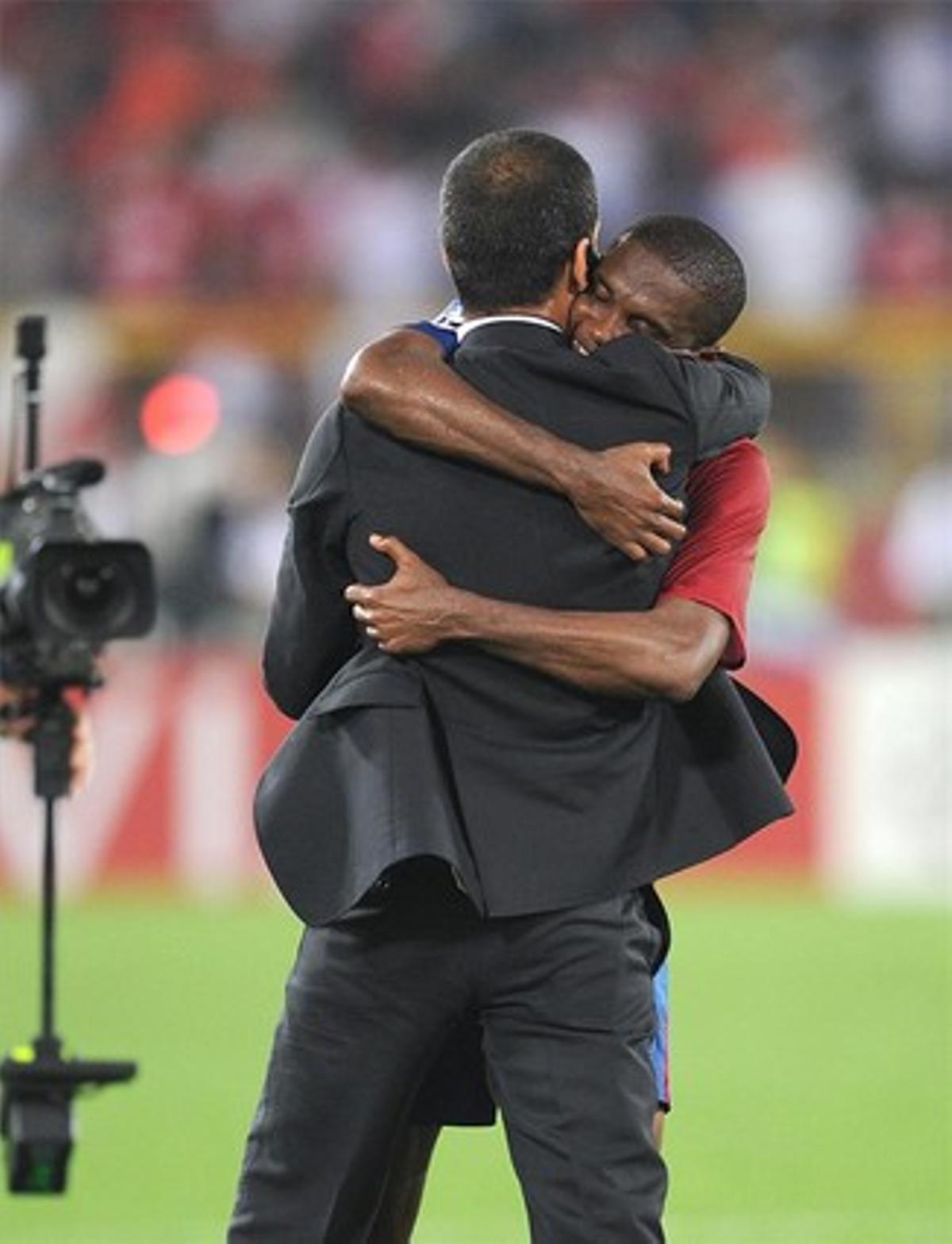 Guardiola y Etoo se felicitan antes del adiós de la punta.
