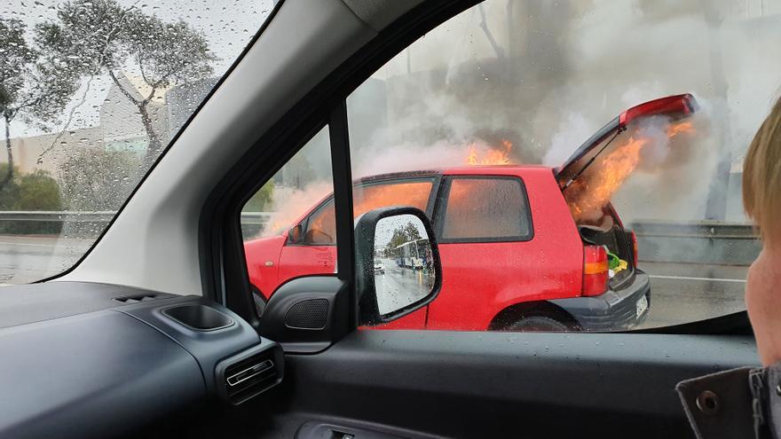 Auto geht am Flughafen von Palma de Mallorca in Flammen auf
