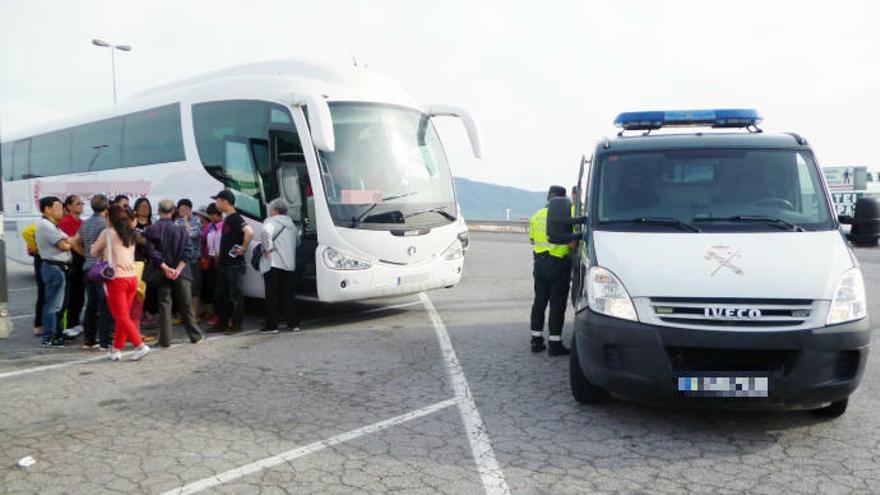 Los agentes desalojan el autobús en Murcia.