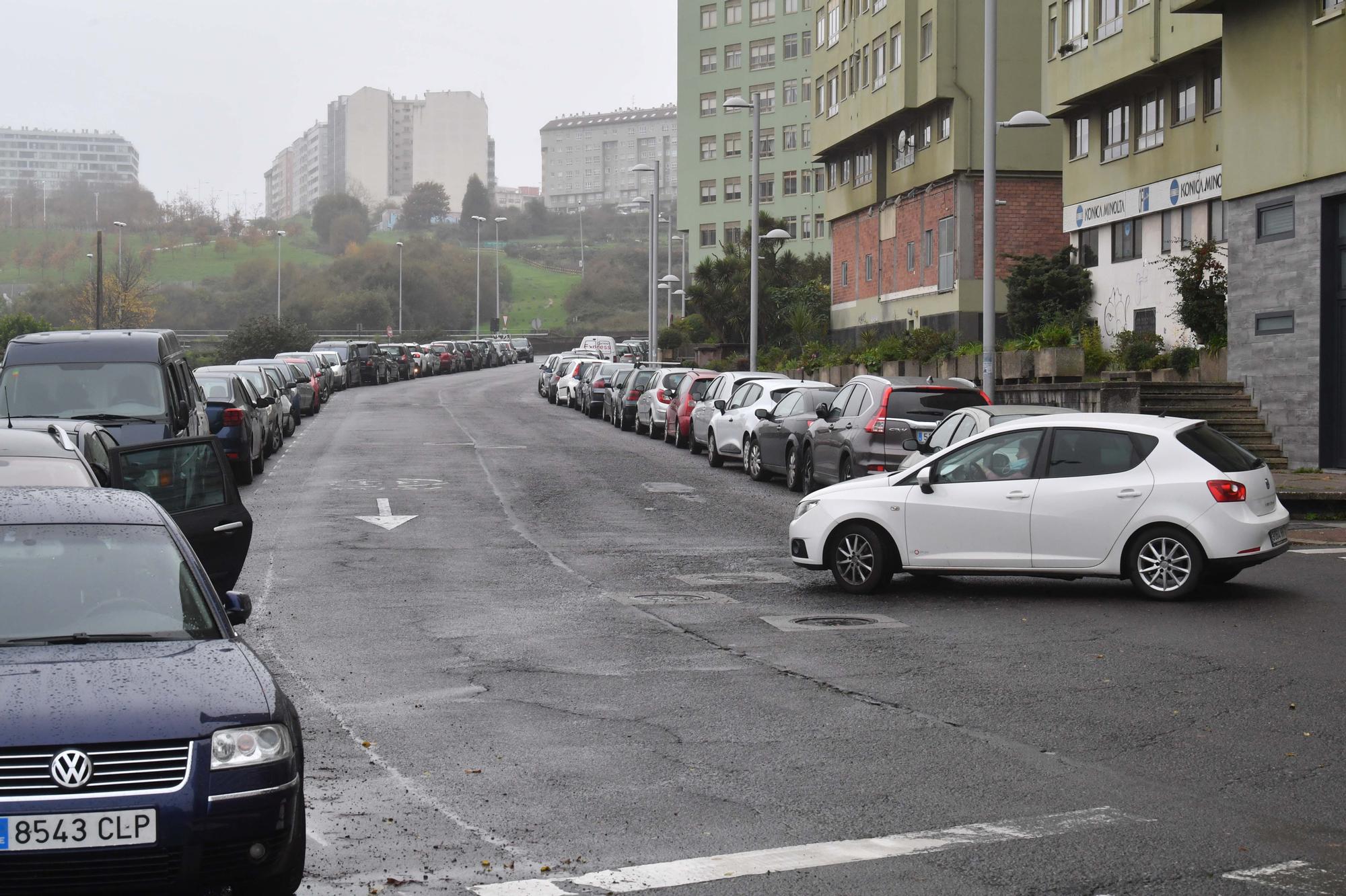 El Concello de A Coruña hará la acera que falta en el tramo final de la avenida de Oza, que perderá en ese espacio un carril de circulación y donde se podrá estacionar en batería