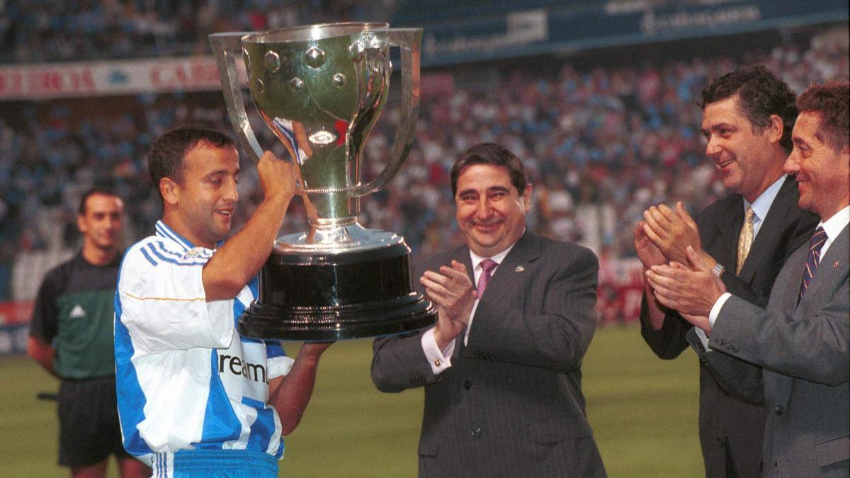 El que fuera capitán del Deportivo de la Coruña, Fran, recogiendo la copa de la Liga 1999-2000