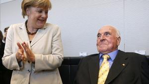 La cancillera Angela Merkel aplaude al excanciller Helmut Kohl, en el 2012.