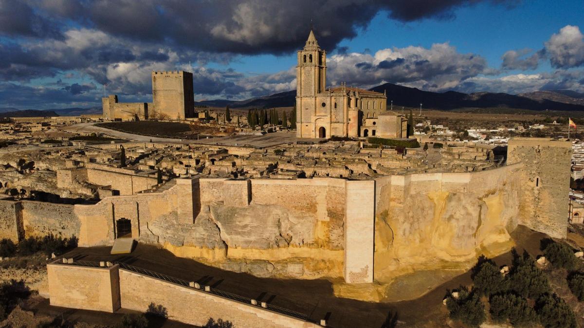 La ciudad de Jaén con un pueblo escondido a sus pies, repleta de pasadizos subterráneos
