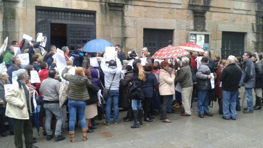 Manifestantes a la planta de compost frente al Concello. // N.D.