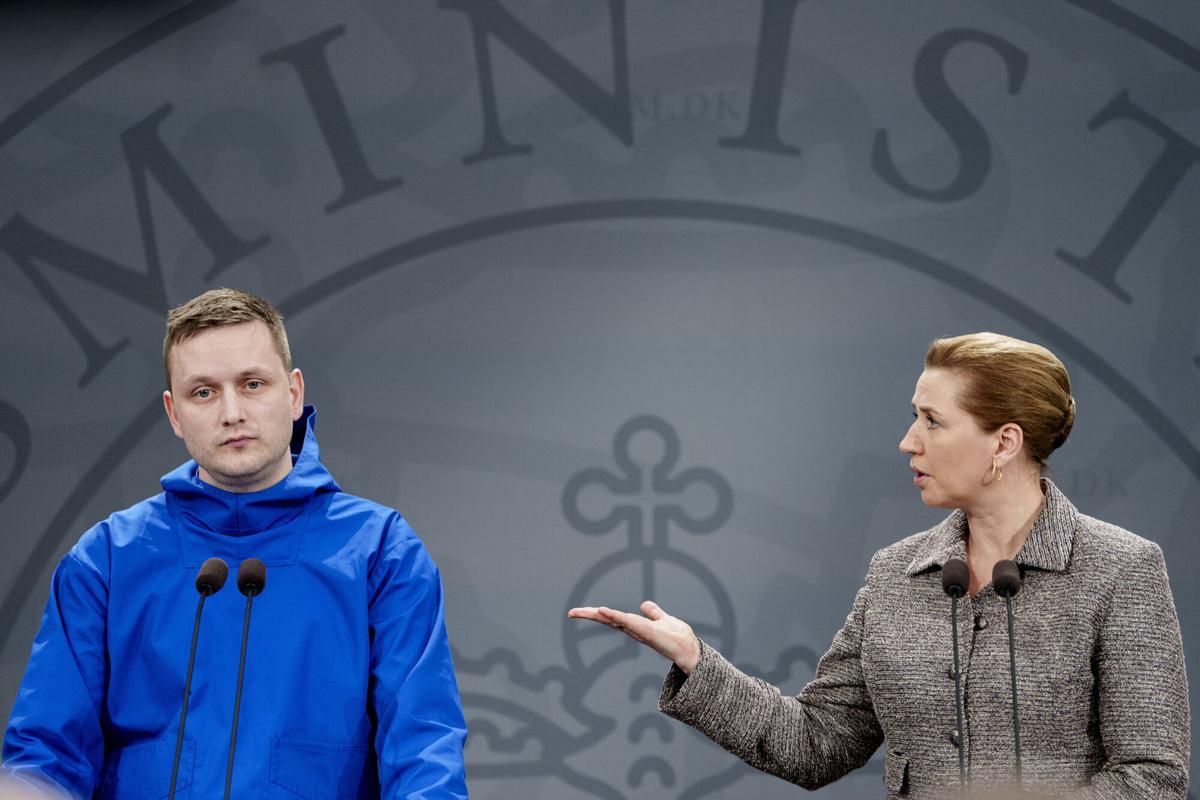 El primer ministro de Groenlandia Jens-Frederik Nielsen, y la primera ministra de Dinamarca, Mette Frederiksen, este martes durante la lectura de una declaración conjunta sobre la situación actual.