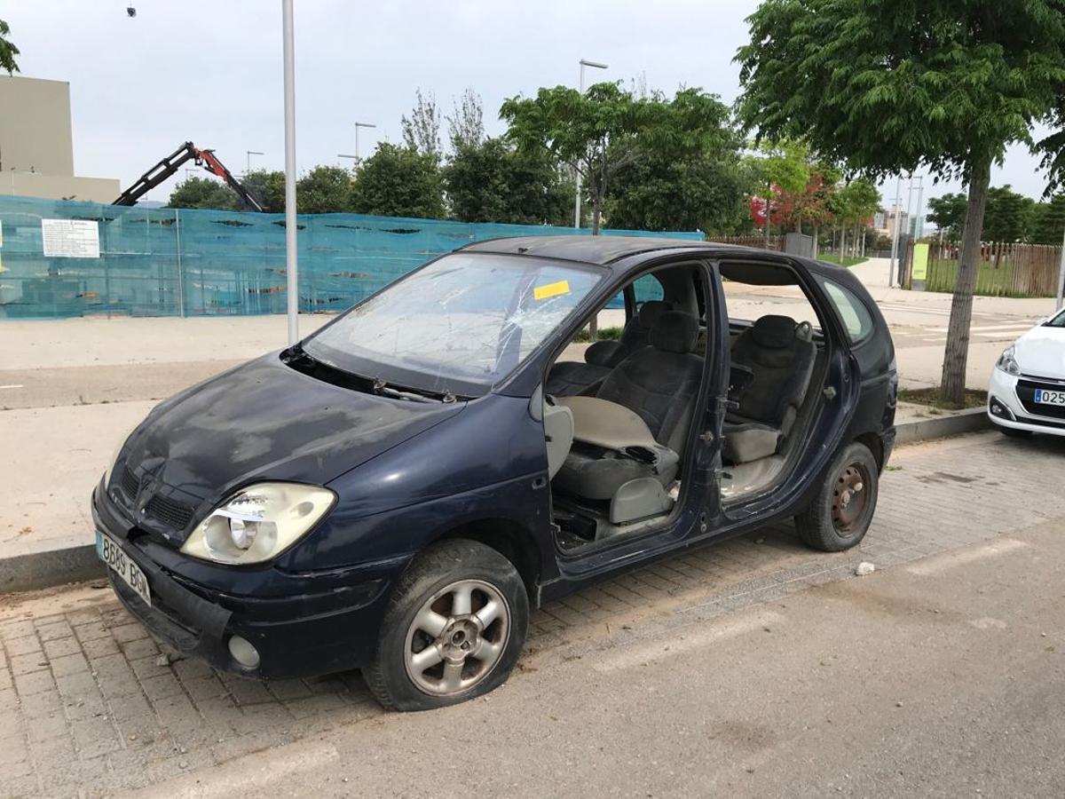 Uno de los muchos coches abandonados y destrozados en el barrio de Nou Llevant.