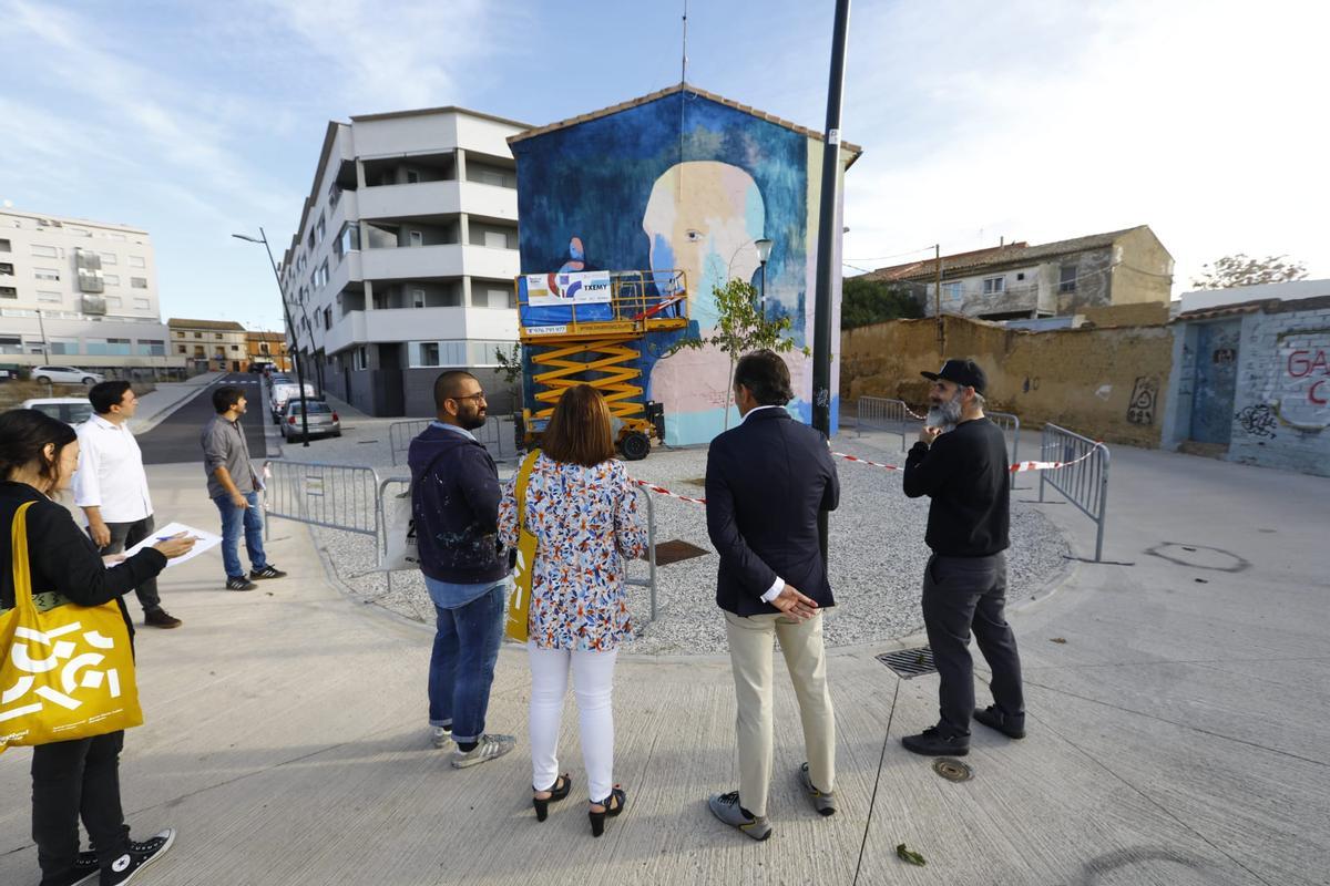 El mural que está realizando el artista canario Txemy en la calle Ramón Figueras.