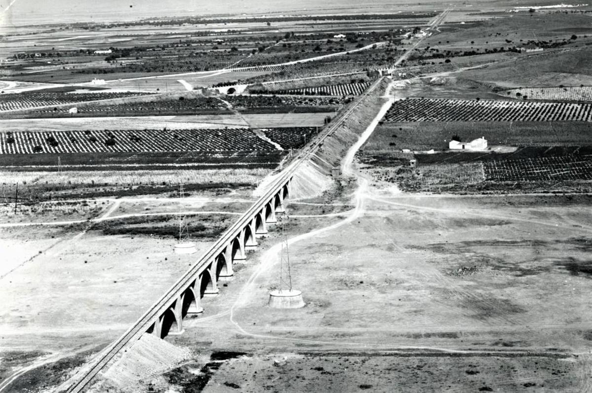 Primer cauce secundario sobre el río Guadiana de la línea (1960,  archivo de la Diputación Provincial de Badajoz).
