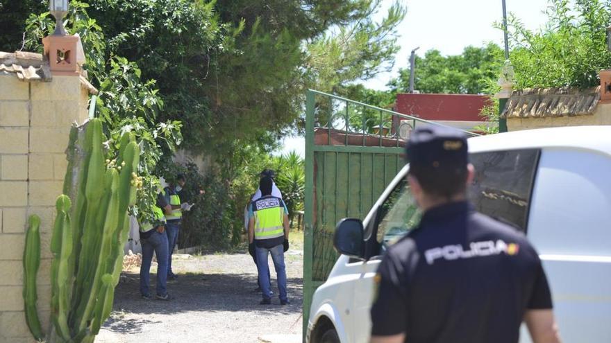 Policías nacionales, en la finca de El Palmero donde estaba el bancal de marihuana.