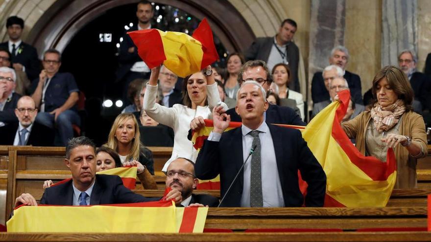 Alegría e indignación en el Parlament de Cataluña