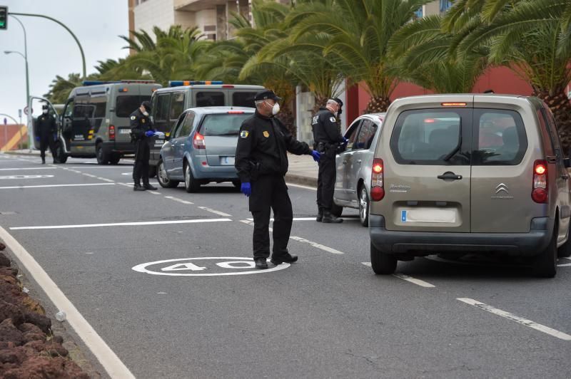 24-03-2020 LAS PALMAS DE GRAN CANARIA. La Policía Local realiza controles por la cuarentena del Covid-19. Fotógrafo: ANDRES CRUZ  | 24/03/2020 | Fotógrafo: Andrés Cruz