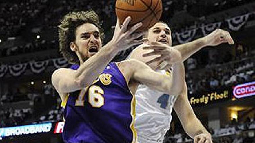 Gasol y Bryant ponen a los Lakers en semifinales