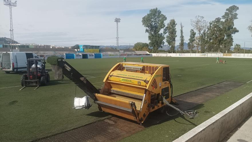 Se inicia el cambio del césped artificial en el Camp el Morer de Oliva