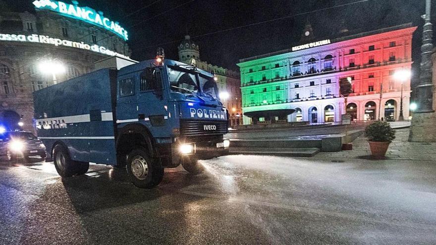 Un vehículo policial de cañones de agua para dispersar multitudes, en las vacías calles de Génova.