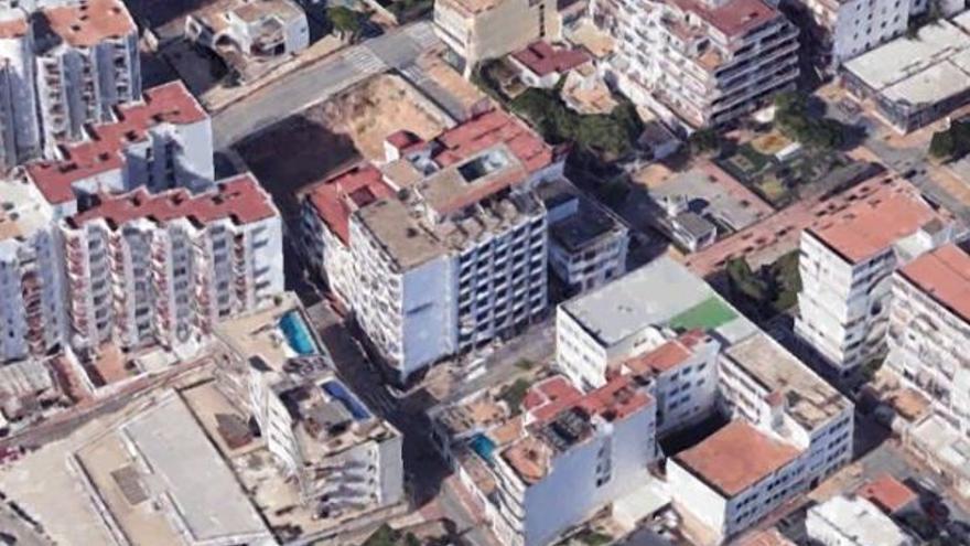 Herido grave un joven de 26 años al caer desde un tercer piso a una terraza de un primero en Sant Antoni