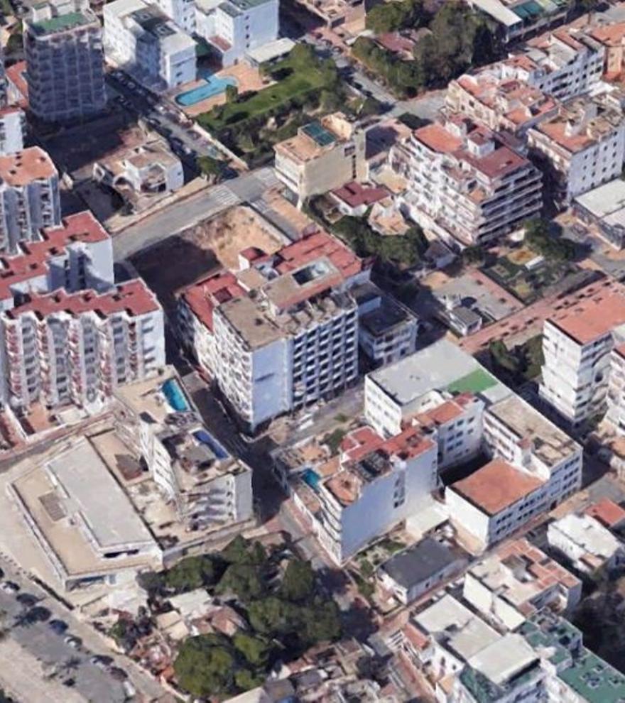 Herido grave un joven de 26 años al caer desde un tercer piso a una terraza de un primero en Sant Antoni