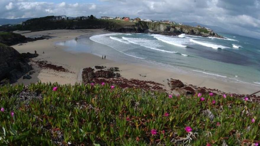 Imagen panorámica de la playa de Tapia, escenario del campeonato.