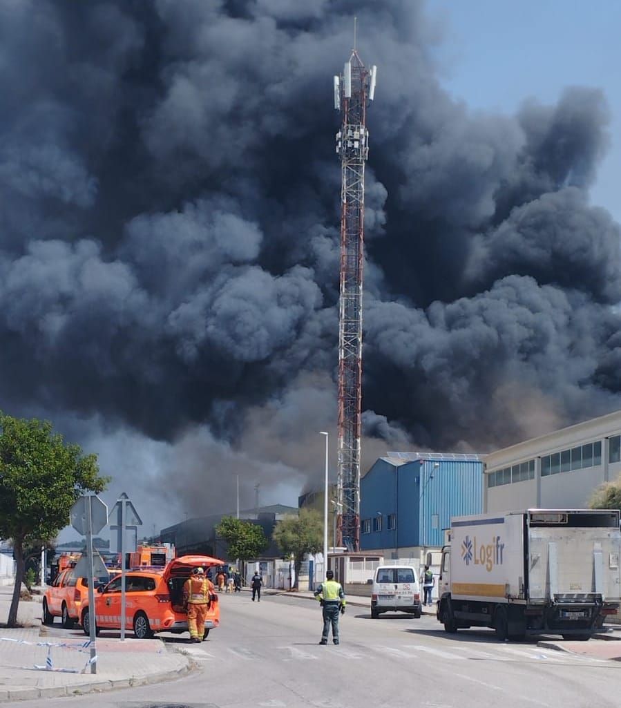 Espectacular incendio en una nave de residuos de Riba-roja