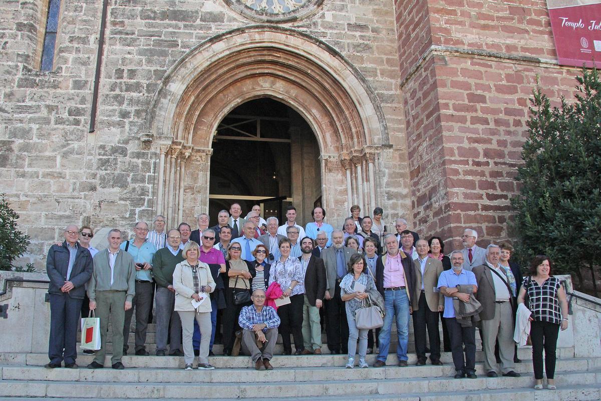 Los cronistas posando en la portada de transición al gótico del simbólico monasterio mercedario de El Puig de Santa María; auténtico referente de la conciencia histórica valenciana.