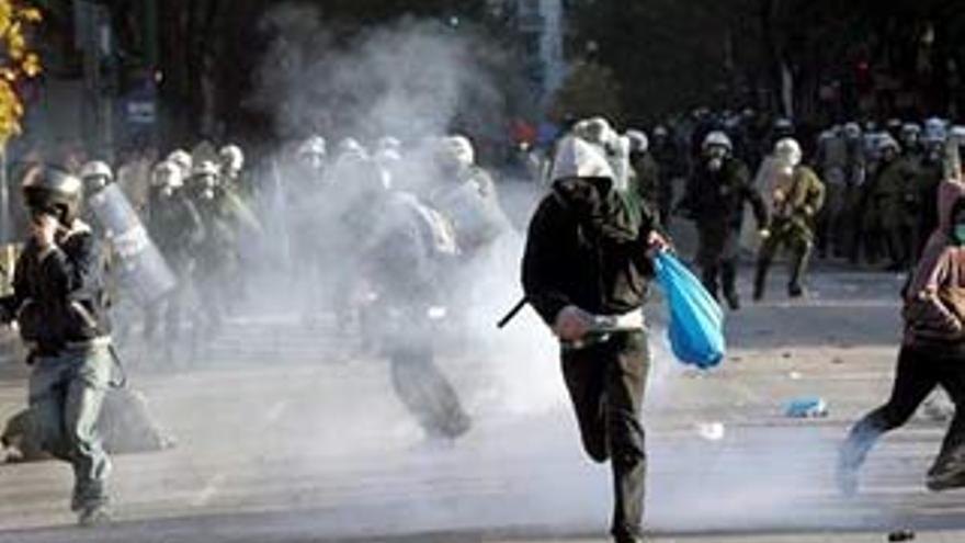 Al menos tres heridos en una protesta que congregó a 7.000 personas en Atenas