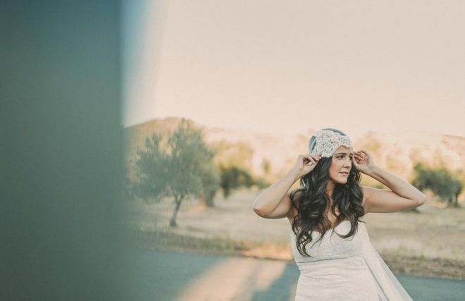 Novias con pelo suelto: con casquete