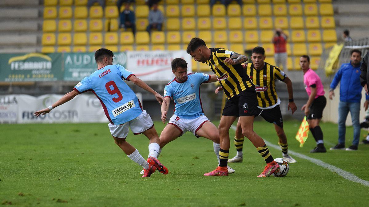 Ekaitz Jiménez y Luismi Redondo intentan recuperar un balón durante el encuentro de este sábado entre el Córdoba CF y el San Roque de Lepe.