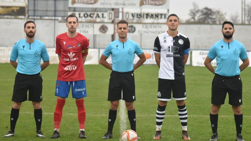 Los capitanes posan con el trío arbitral antes del CD Benavente - Unionistas de Salamanca. | Unionistas