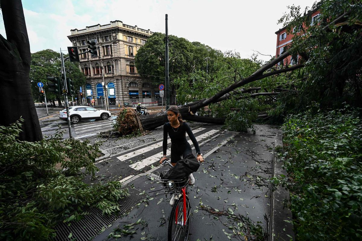 Una tormenta nocturna azota la ciudad de Milán.