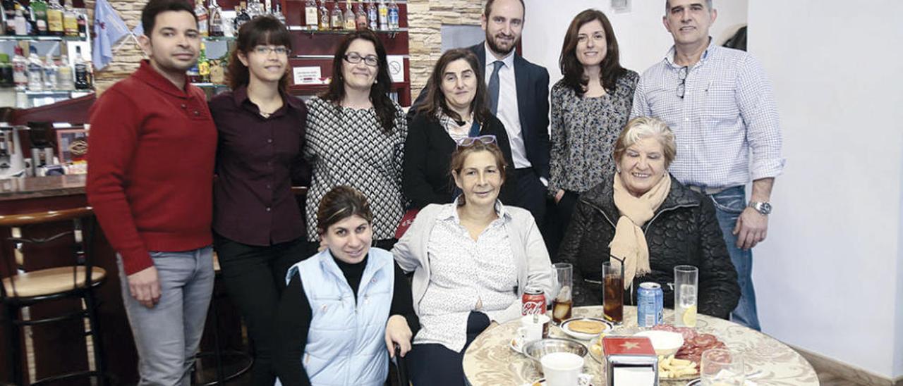 Martín Bande (1dcha) y su mujer Mercedes (2 abajo), dueños del bar Trisquel, junto a sus hijas Verónica y Alejandra, Carmen Avendaño (abajo derecha), y responsables de Érguete y Caixa Bank. // Adrián Irago