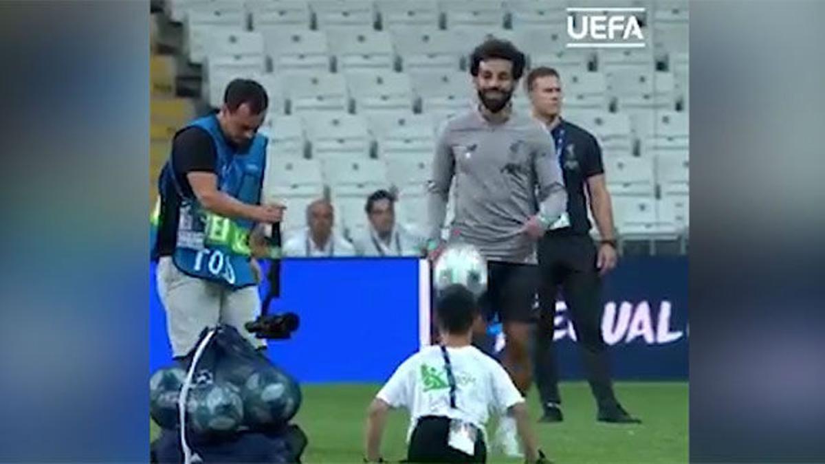 El detalle de Salah con un niño de la UEFA Foundation