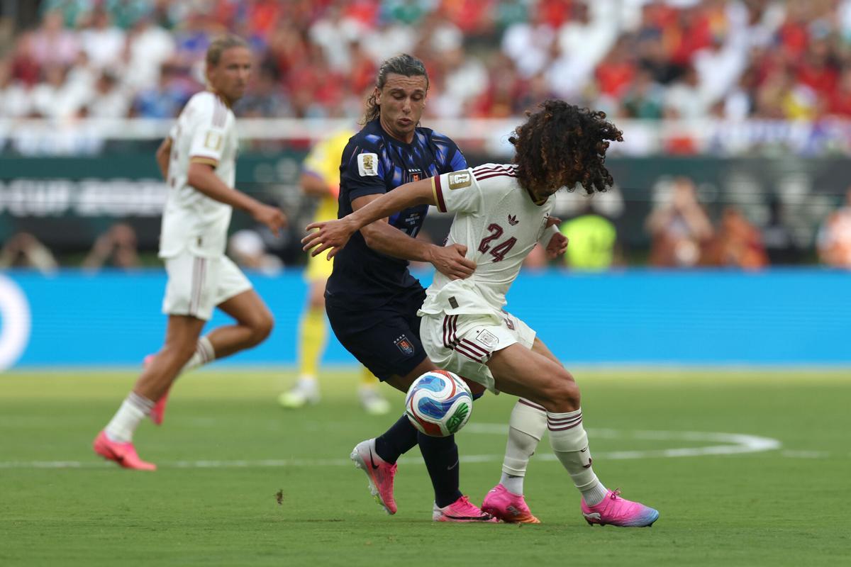 Canobbio disputa un balón con Marc Cucurella