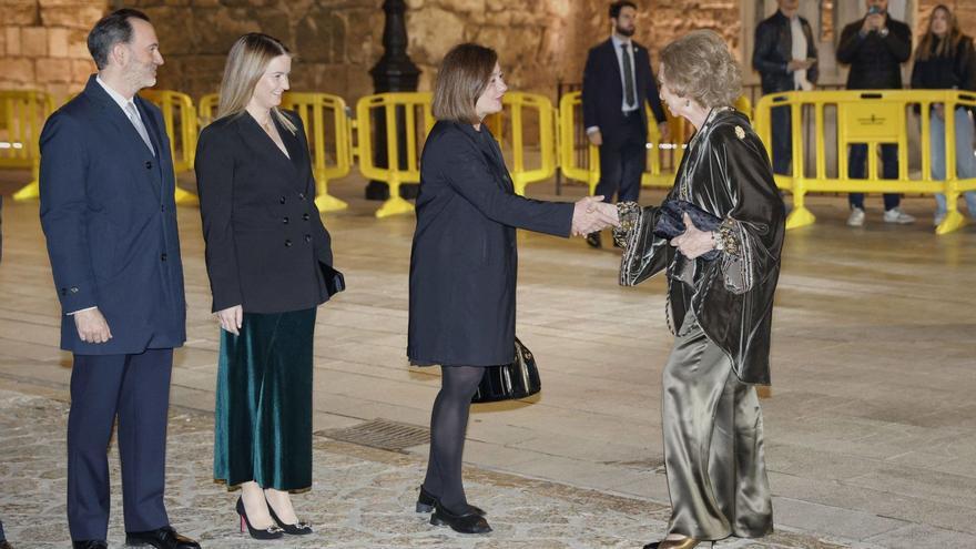 El presidente del Parlament, Le Senne; la presidenta del Govern, Marga Prohens, y la secretaria del PSIB, Francina Armengol, junto a la reina Sofía.