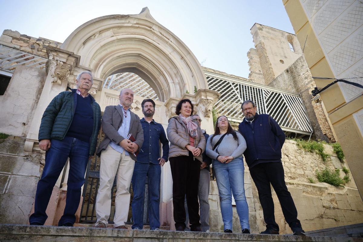 María Marín y José Luis Álvarez-Castellanos, con representantes de la Asociación Origen, en la Catedral de Cartagena