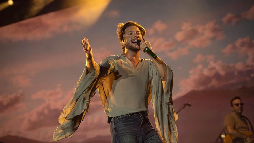 Manuel Carrasco dedica una emotiva canción a Tenerife con homenaje al Carnaval chicharrero