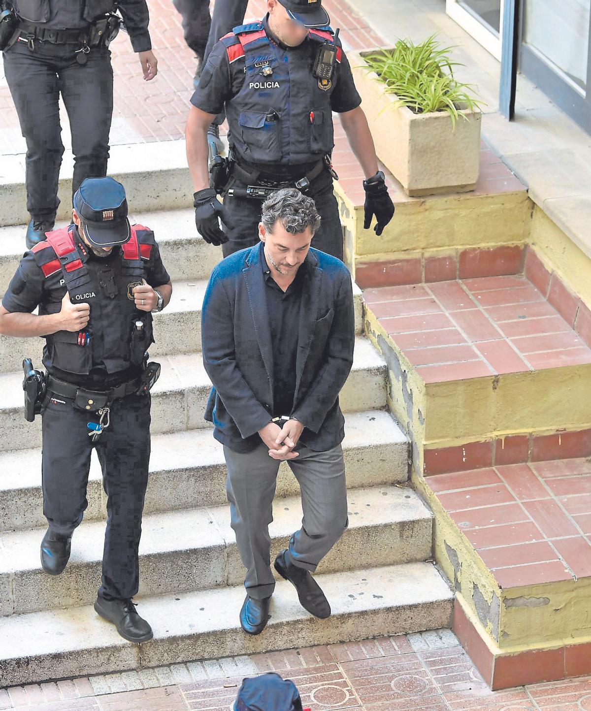 ¿Será verdad que el hijo del dueño de Mango mató a su padre tirándolo por un barranco, y que el motivo fuera el tema económico porque el hombre quería dejar una parte de la montonera de millones que tenía a una fundación para dedicarla a proyectos de beneficencia? Por cierto, qué cosa esto de la Justicia. Le ponen una fianza de un millón de euros al muchacho, que él inmediatamente consigue con una llamada telefónica, así que se va a su casa tranquilamente en vez de dormir en la cárcel como el sospechoso de asesinato que es. O sea, que, si tienes pasta, la cosa cambia. Parece una situación de película americana.